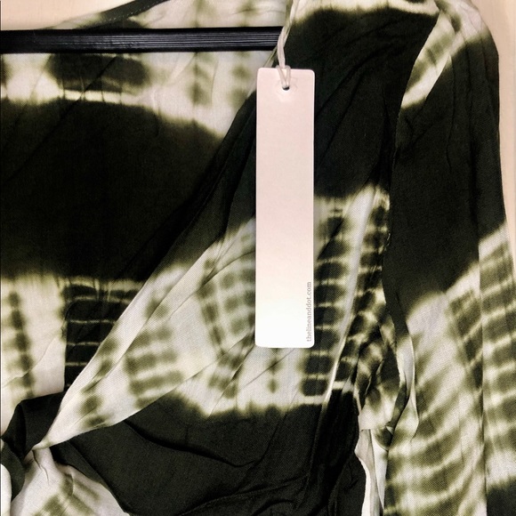 Line & Dot-Revolve - Shibori Reversible Twist Top - Picture 7 of 16